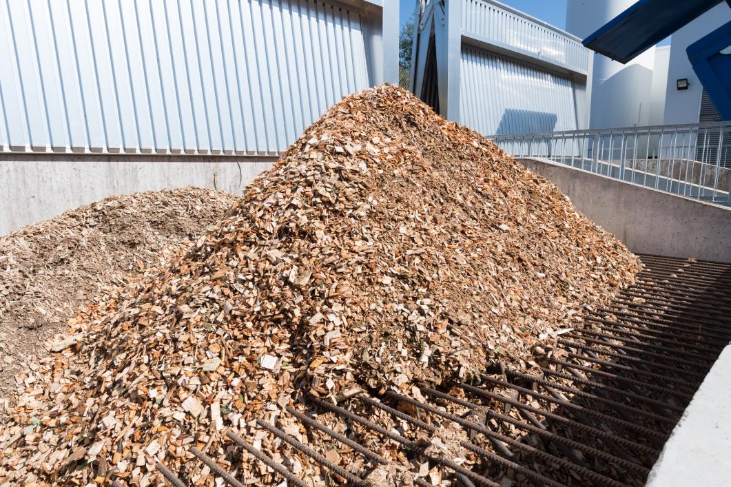 Die Wärme wird primär aus regional gewachsenem Holz produziert und mittels Fernwärmenetz verteilt. 