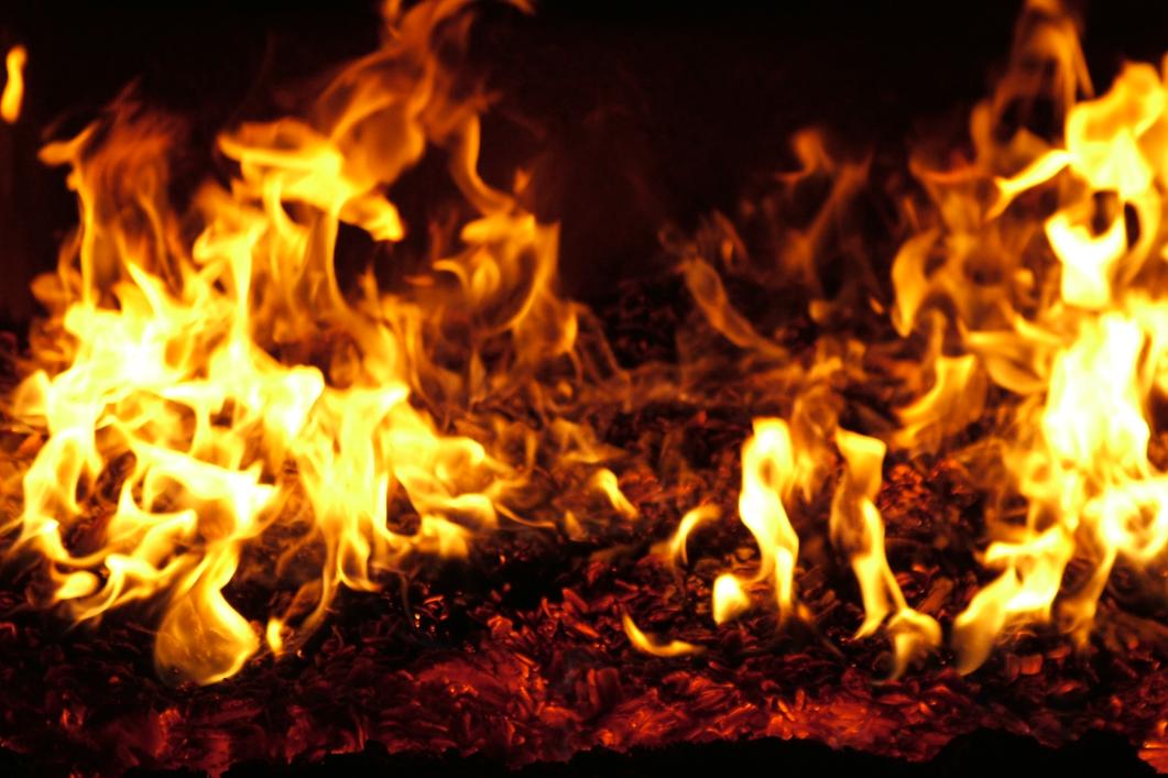 Einblick in einen Heizkessel: Die überwiegend auf Basis erneuerbarer Energien betriebenen Anlagen verhindern den CO2-Ausstoss von rund 50‘000 Tonnen pro Jahr und tragen wesentlich zur Dekarbonisierung der Wärmeversorgung bei.