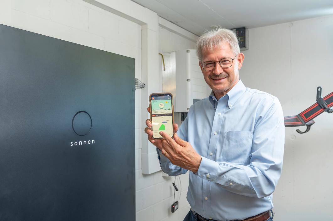 Kurt Schmid zeigt die Stromproduktion in der App.
