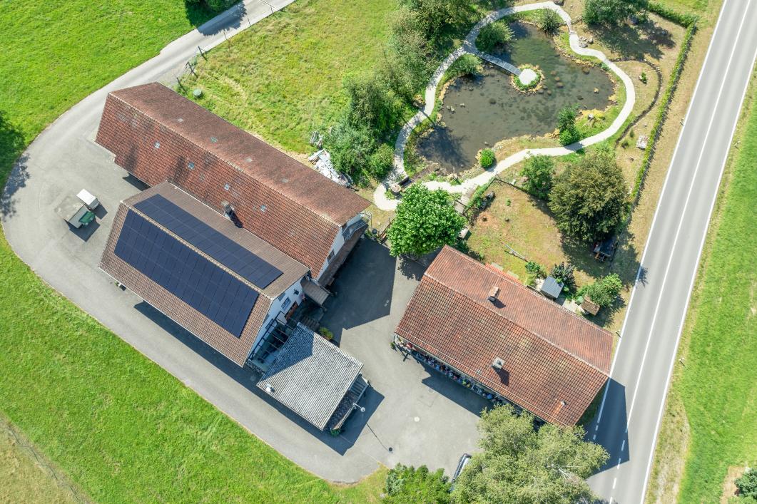 Kurt Schmid ist so oder so Feuer und Flamme für seine neue PV-Anlage. 