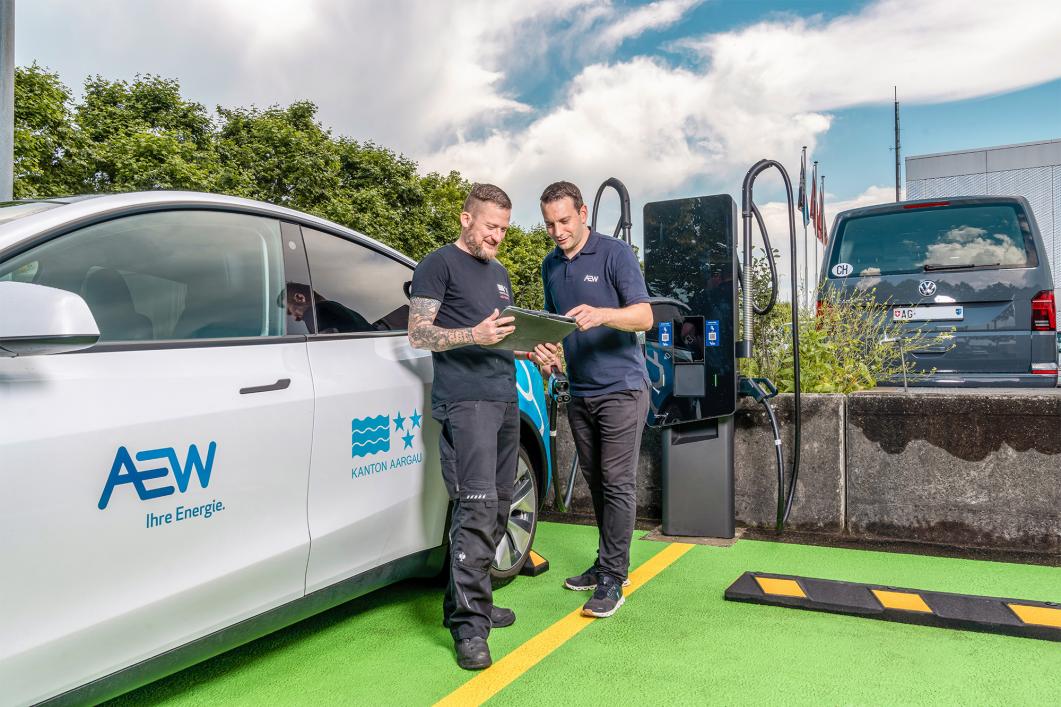 Links: Adrian Koch, Strassenverkehrsamt Kanton Aargau. Rechts: Adrian Lerch, Teamleiter E-Mobilität bei der AEW