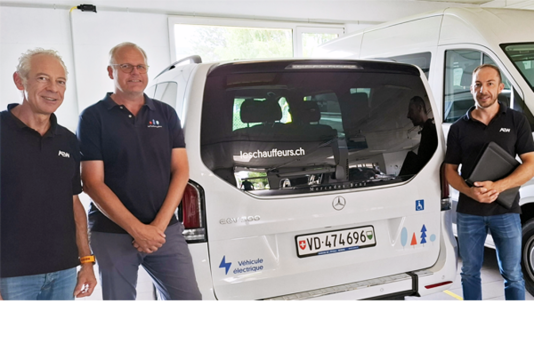Bildlegende v.l.n.r.: Hanns-Christoph Bauer, Rémy Brand, Directeur de Chauffeurs de Rémy SA; Teamleiter Vertrieb Mobility Solutions AEW Energie AG; Cédric Maillet, Business Development Manager AEW Energie AG