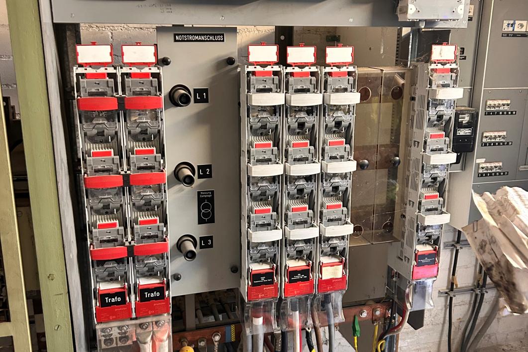 Die NS-HV selbst liegt in einem separaten Raum und wird von einem externen Dienstleister betrieben, was zusätzliche Koordination erfordert.