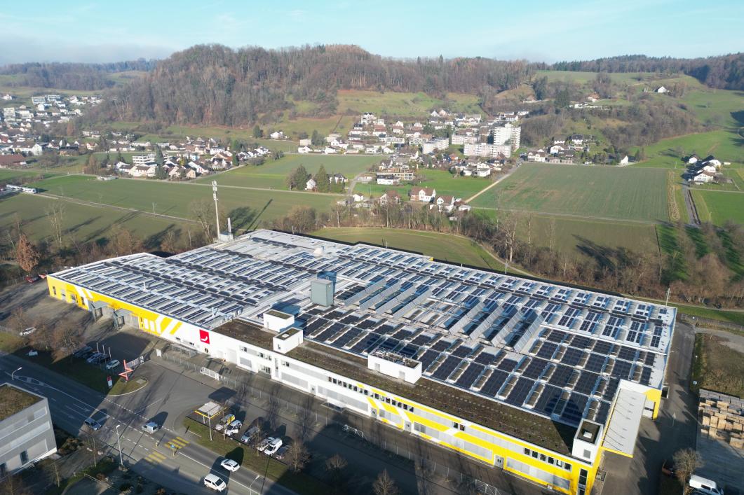 Mehr Sonnenkraft für die Zehnder Group in Gränichen – Erweiterung der PV-Anlage mit innovativer Lösung