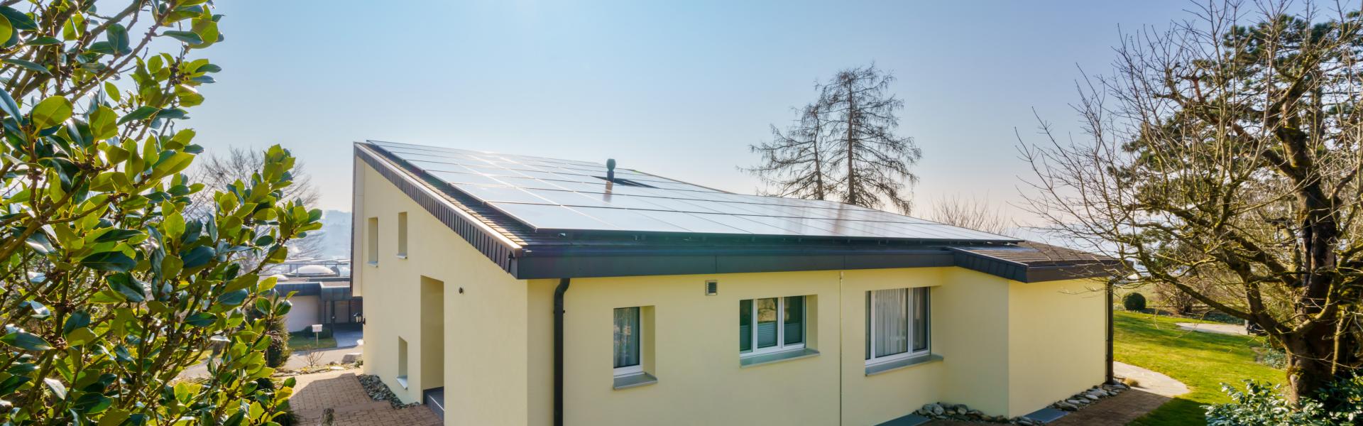 AEW myHome Möchten Sie eine Solaranlage installieren, muss Ihre Heizung ersetzt werden oder wollen Sie Ihr Zuhause intelligent steuern und Ihren Eigenbedarf optimal decken? Mit dem Rundum-Sorglos-Paket AEW myHome erzeugen, speichern und nutzen Sie Ih