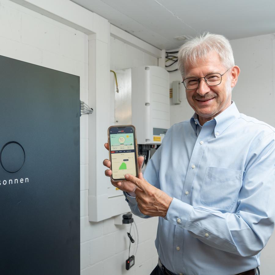 AEW myHome Projekt Feuerwehrmuseum Endingen (Kurt Schmid vor dem Batteriespeicher)